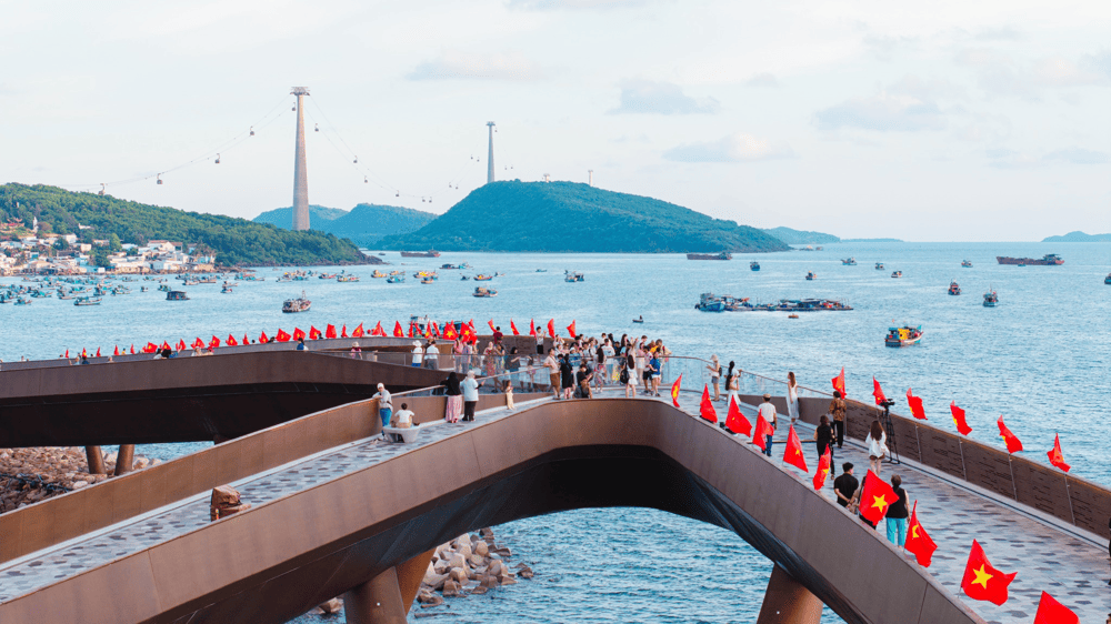 Kiss Bridge is an impressive architectural masterpiece located right in Sunset Town, Southwest of Phu Quoc Island (Source: Sun World Hon Thom)